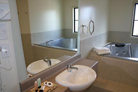 Luxury One Bedroom Suite (Sleeps 3), Tuscany Villas Motor Inn and Conference Centre Rotorua