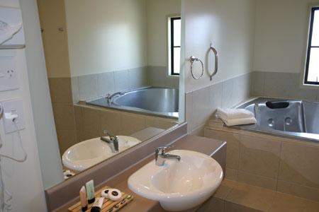 Luxury One Bedroom Suite (Sleeps 4), Tuscany Villas Motor Inn and Conference Centre Rotorua